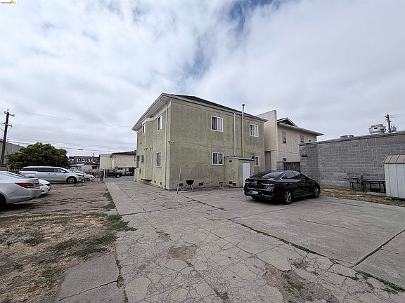 5th image of 890 31st St