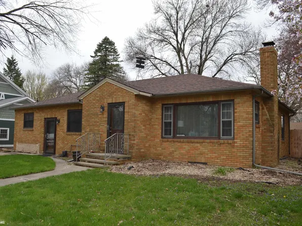 711 N 4th St, Clear Lake, IA 50428