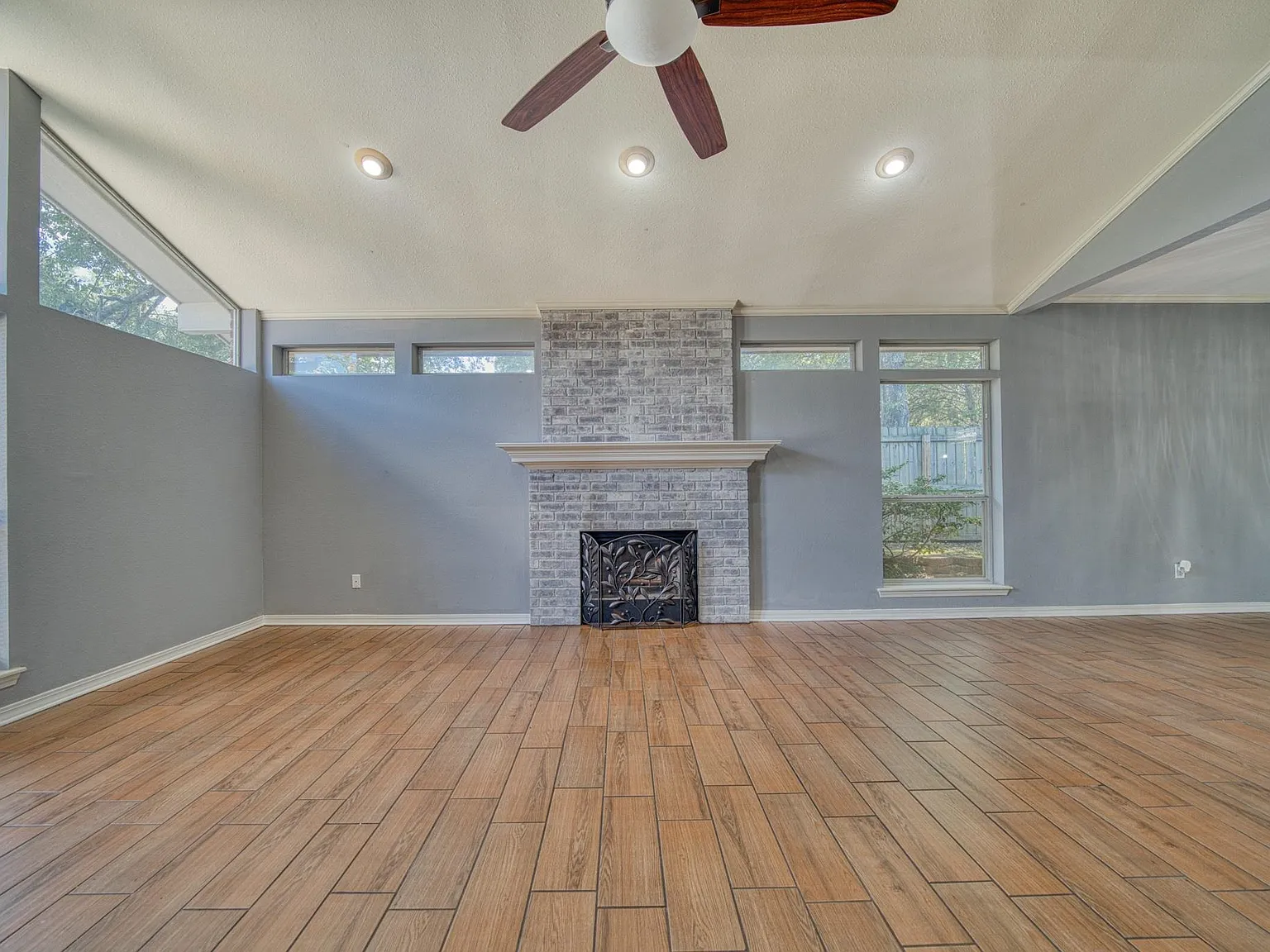3 bed, 2.0 bath, 2064 sqft, $2,450 — Photo 3