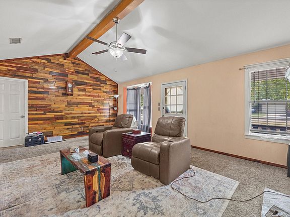 3rd image of 142 Iowa Pl