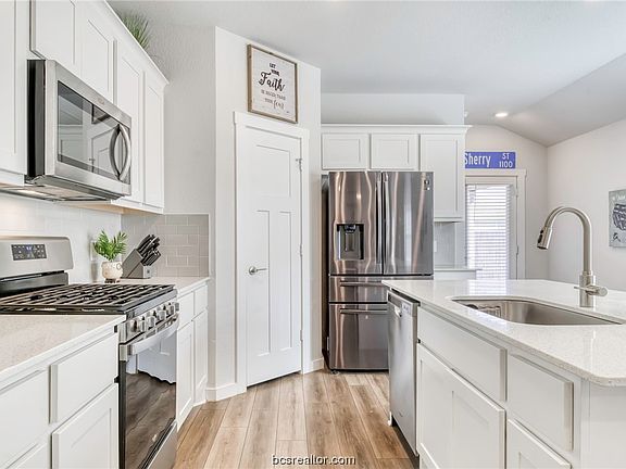 4th image of 705 Granger Ln