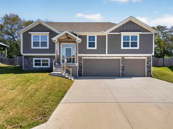22907 S Ridgeview Dr, Peculiar, MO 64078