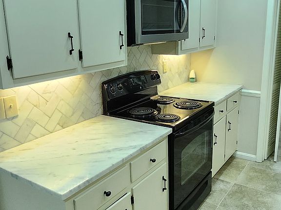 5th image of 350 Riverdale Dr