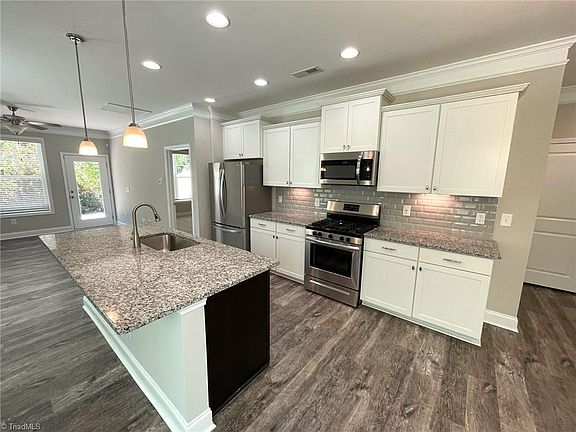 5th image of 830 Riley Ln