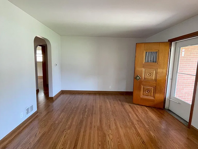 425 James Ave — Photo 3