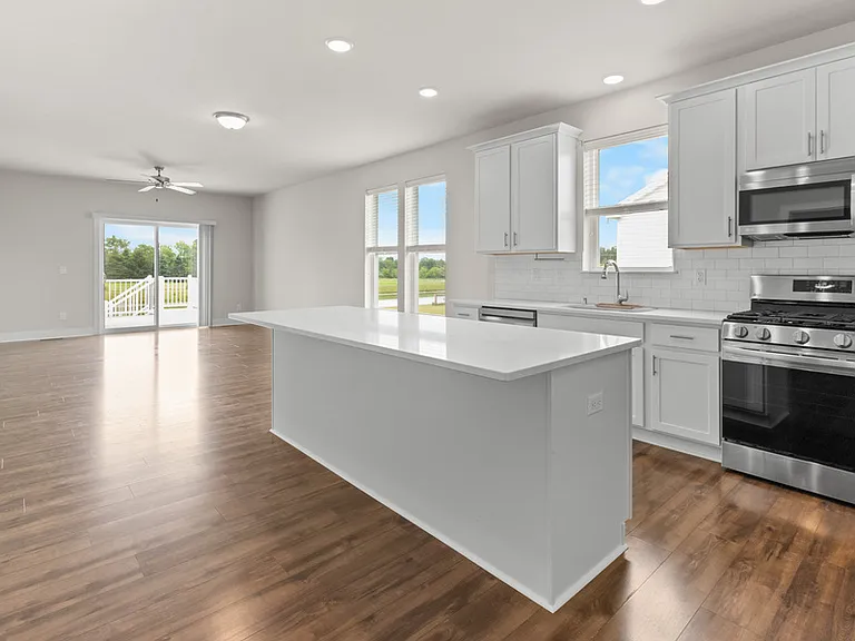 W218N16046 Tiger Lily Dr — Photo 5