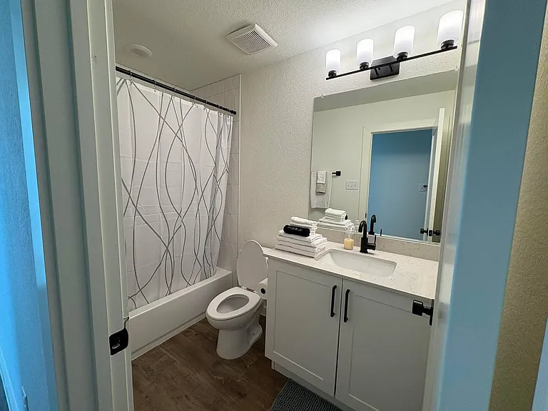 Full bathroom 2