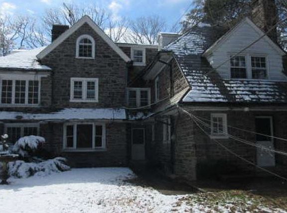 2nd image of 2325 Bryn Mawr Ave