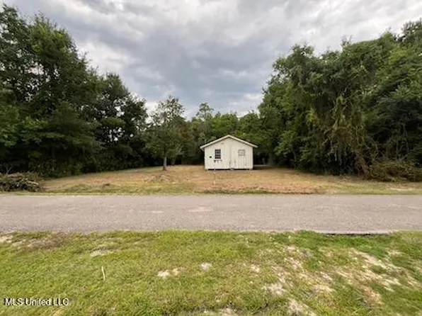 1314 Dubuc Ln, Waveland, MS 39576
