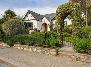 2390 Musgrave St, Oak Bay, BC V8R 5Y2