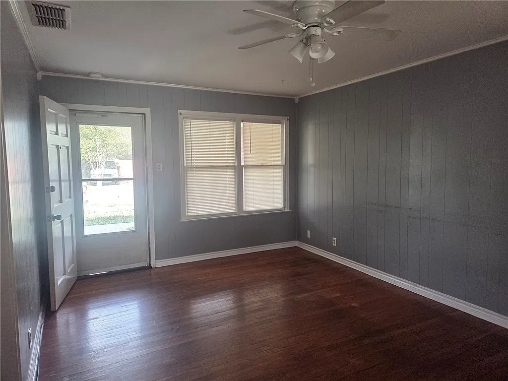 3 bed, 1.5 bath, 1015 sqft, $1,500 — Photo 2