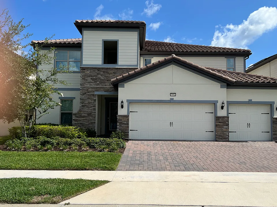7952 Wandering Way