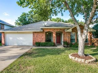 2834 White Oak Dr, Grand Prairie, TX 75052