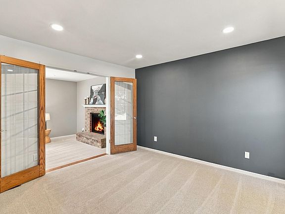 5th image of 555 White Pine Way