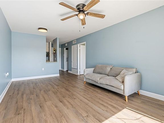 4th image of 337 Riverbend Dr