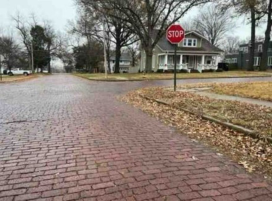 221 E 9th St, Chanute, KS 66720 Zillow