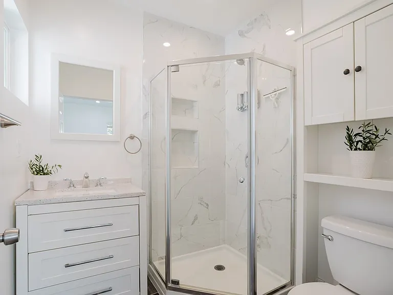13521 Hamlin St — Photo 14