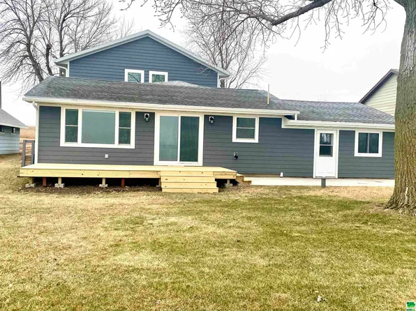 11941 253rd Ave, Spirit Lake, IA 51360