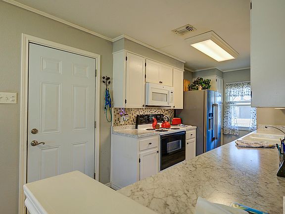 4th image of 904 Japonica Dr