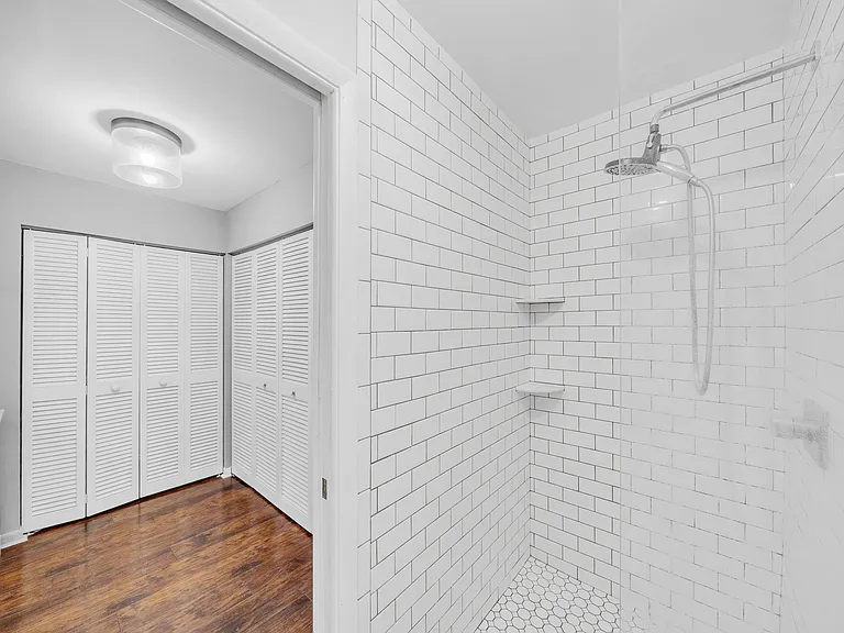 235 NW 15th St — Photo 25