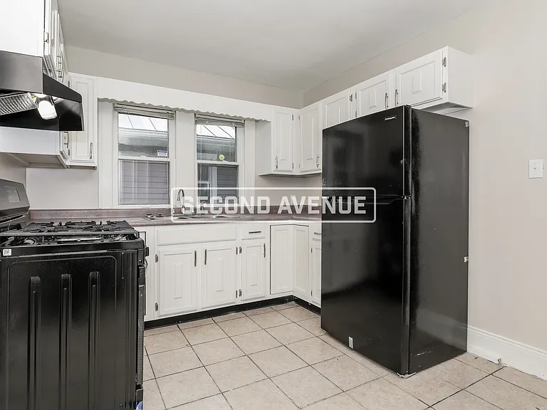 2536 E 17th St — Photo 2