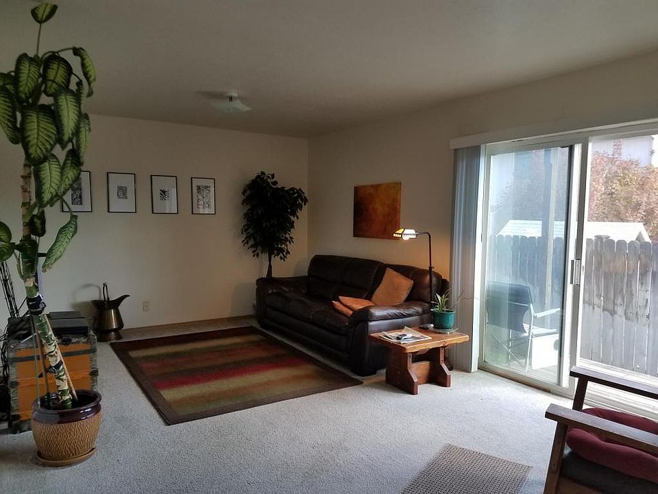 2nd image of 1409 NE Tucson Way Unit 1