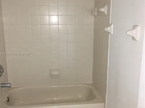 7100 NW 177th St APT 202-14, Hialeah, FL 33015