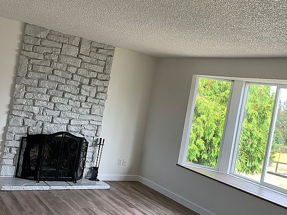L/R fireplace & bay window 