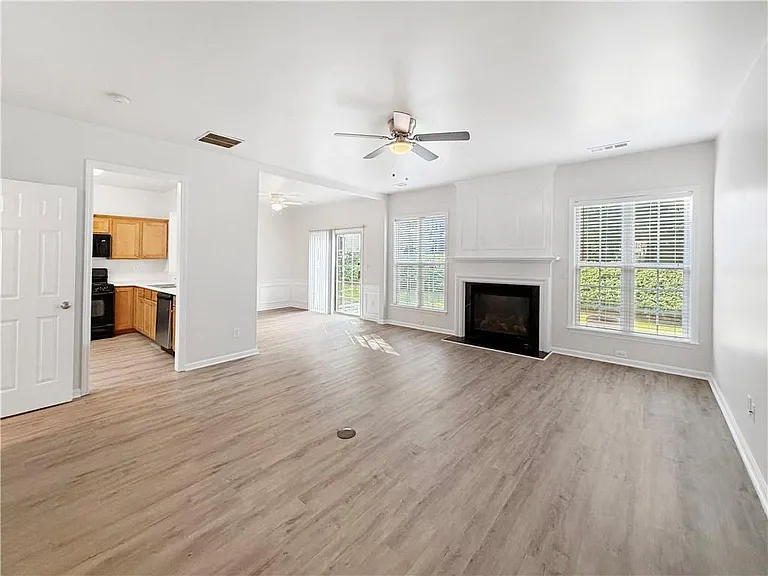 2425 Fairlie Dr — Photo 3