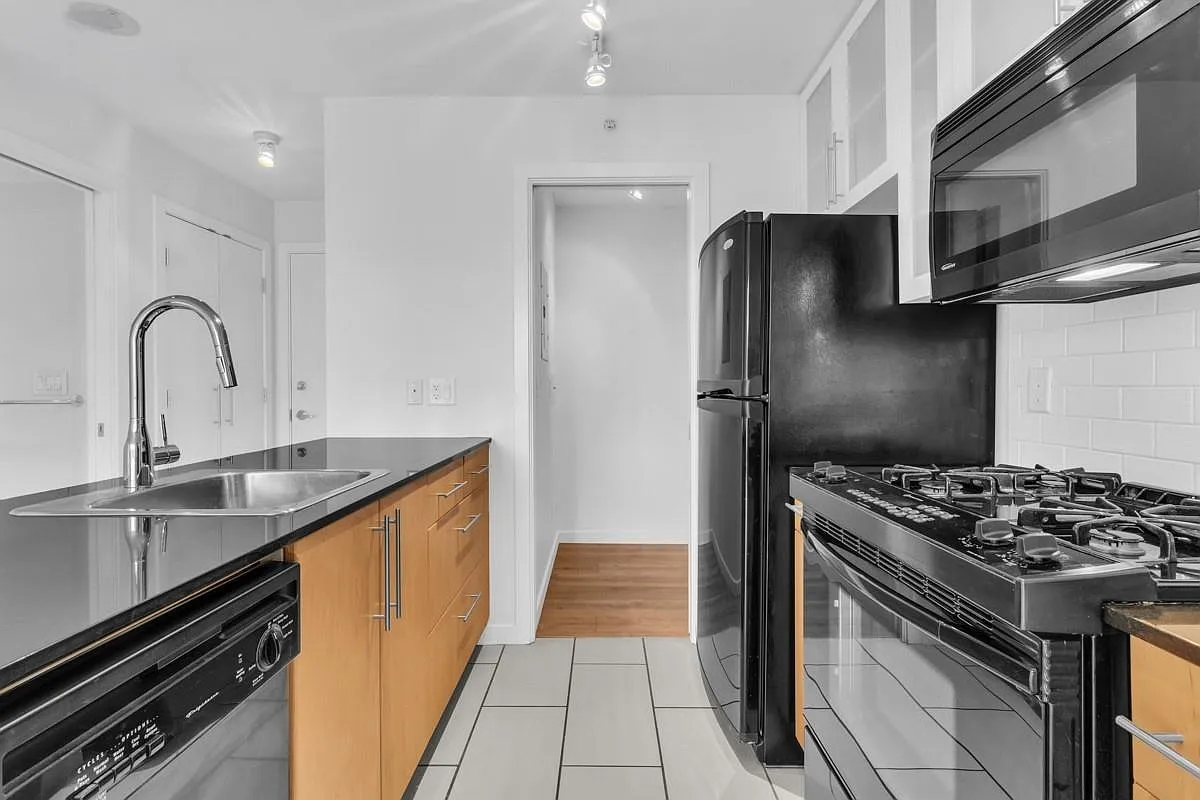 Studio, 401 sqft, $2,095 — Photo 3