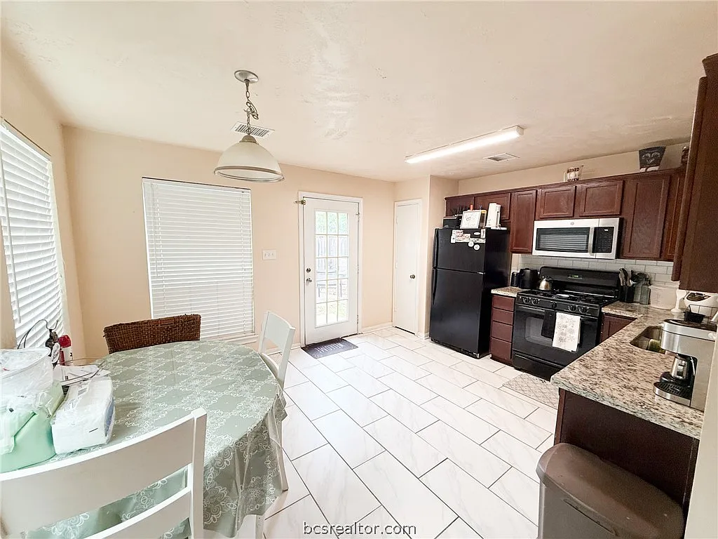 3 bed, 1555 sqft, $2,400 — Photo 4