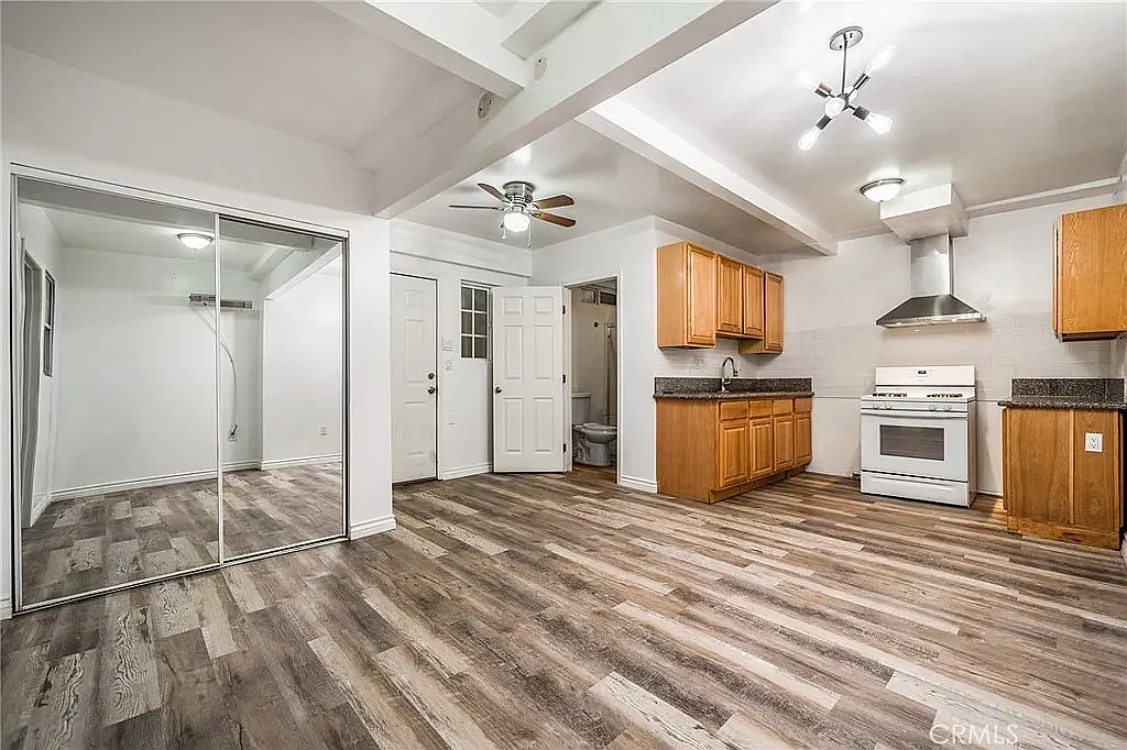 2 bed, 500 sqft, $2,200 — Photo 1