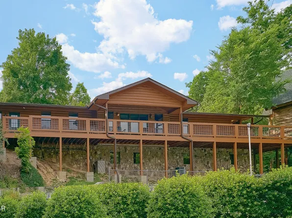 566 Country Oaks Dr, Pigeon Forge, TN 37863