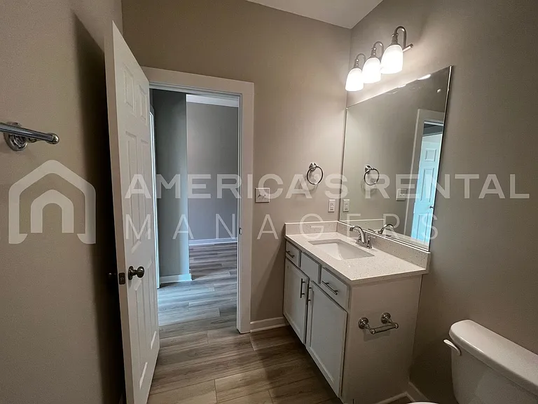 822 Temple St — Photo 16