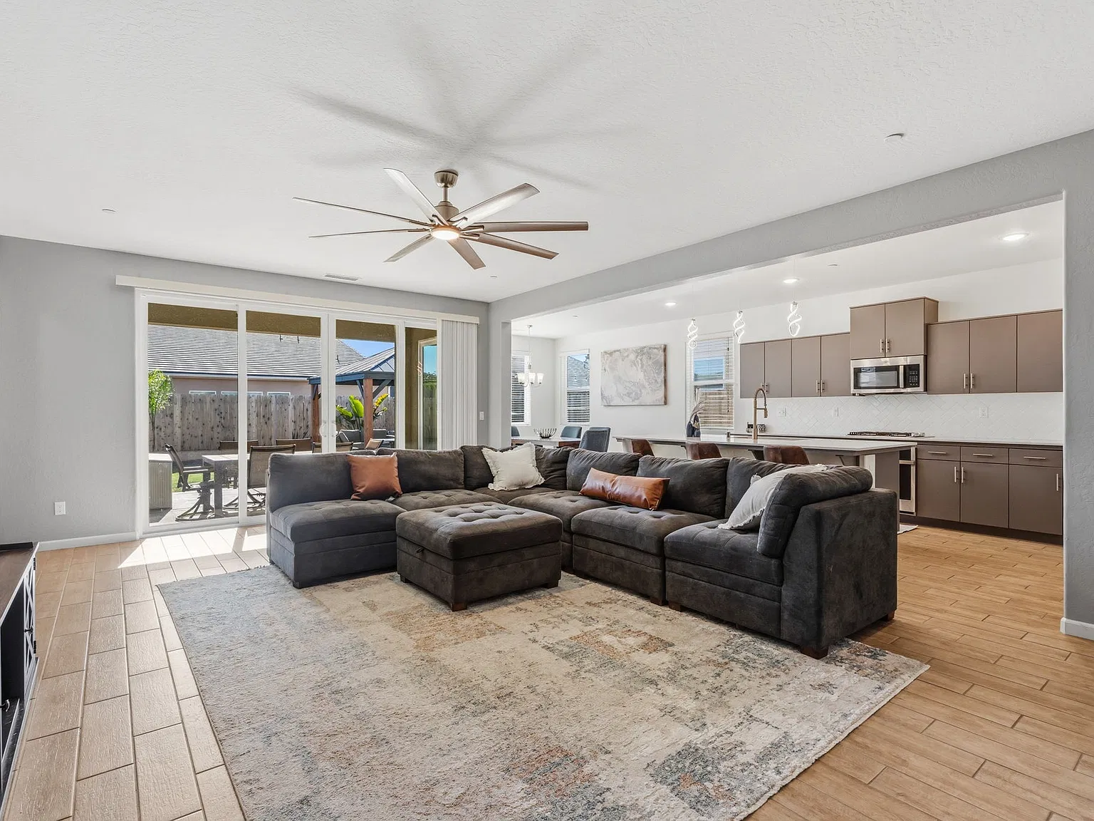 5 bed, 3030 sqft, $3,595 — Photo 3