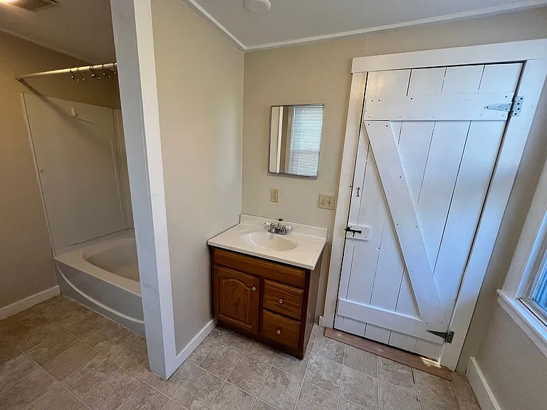 33 South Main Street — Photo 12