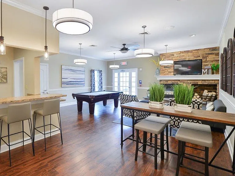Montgomery Manor Apartments & Townhomes — Photo 16