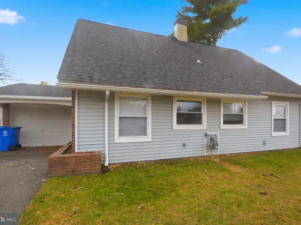 14 Buttercup Ln, Willingboro, NJ 08046