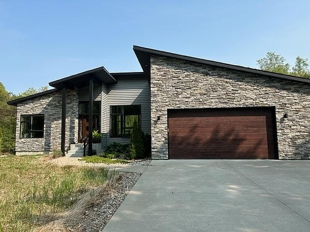 1st image of 10152 Hiawatha Dr