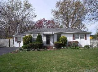 11 Stewart St, Bay Shore, NY 11706