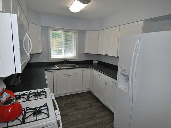 3rd image of 7533 N Rockwell St