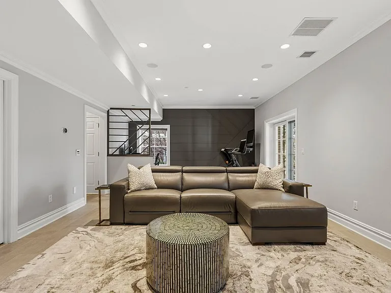 605 Heights Ln — Photo 43