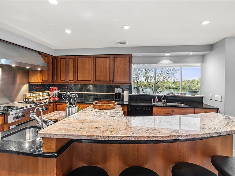 37 Beverly Rd — Photo 11