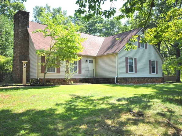 141 Foxwood Dr, Goode, VA 24556