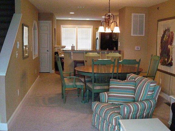 Family room (vaulted)