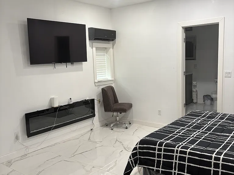 1820 N Macgregor Way — Photo 24