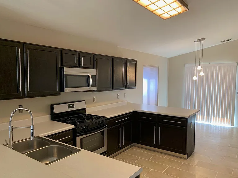 8824 S Desert Rainbow Dr — Photo 5