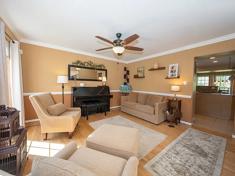 903 Maplewood Dr — Photo 4