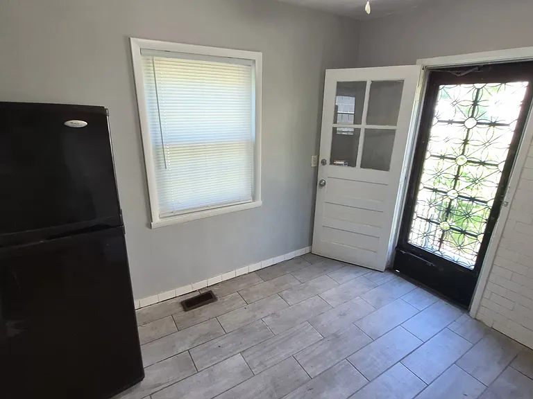 2505 Redwood Ave — Photo 7