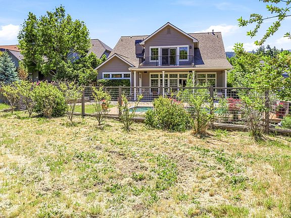 4th image of 403 Briscoe Pl